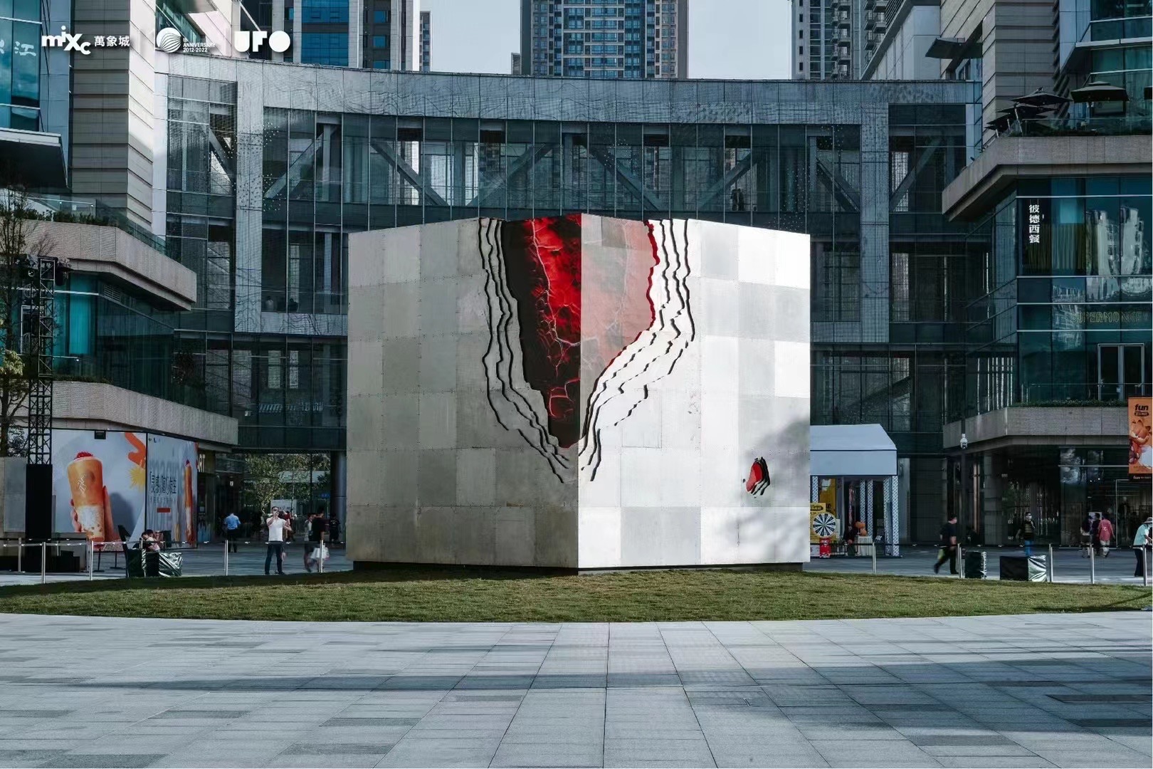 成都万象城新媒体公共艺术装置案例：「时空剥落」