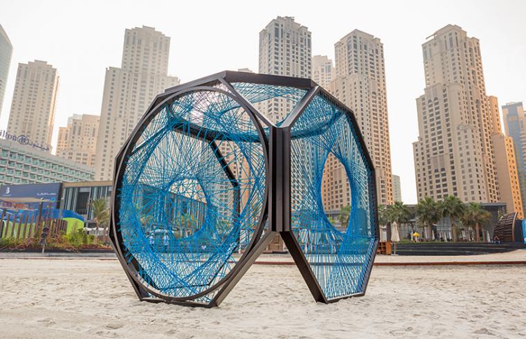 迪拜海边的网状雕塑艺术装置