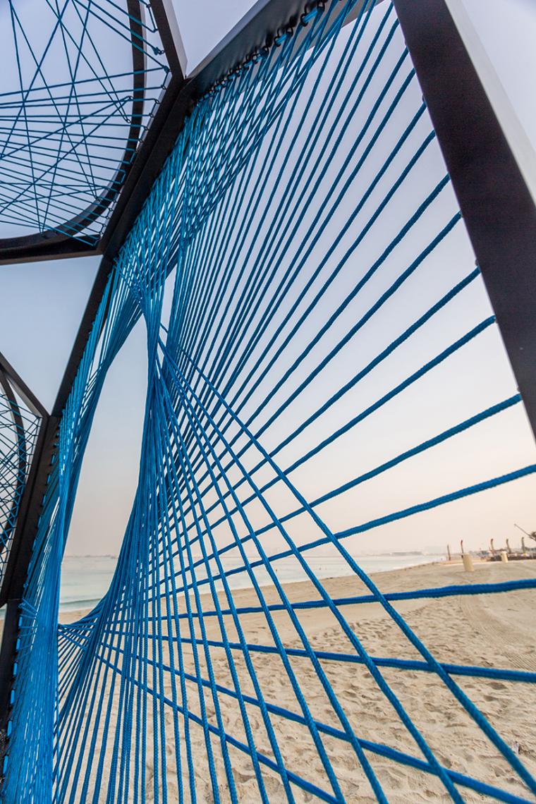 迪拜海边的网状雕塑艺术装置