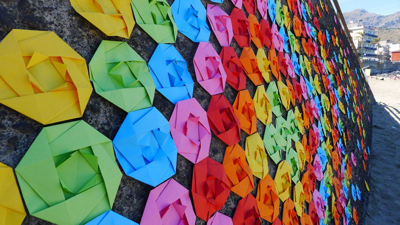 法国街头彩虹折纸艺术装置