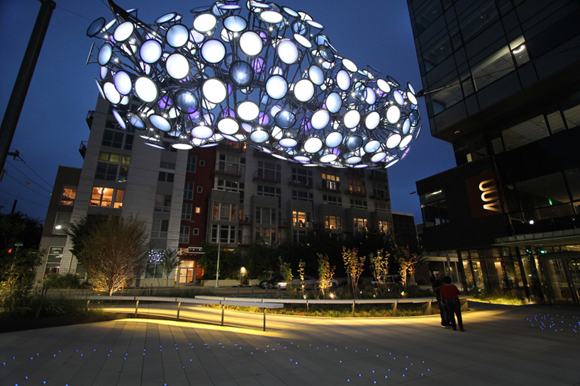 美国灯光装置艺术：电子云朵装置