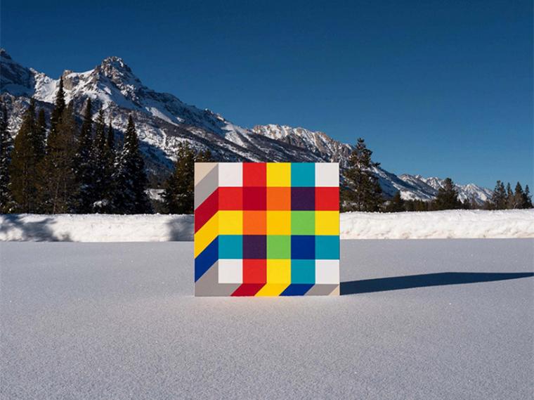 极简抽象派风格的雪地艺术装置
