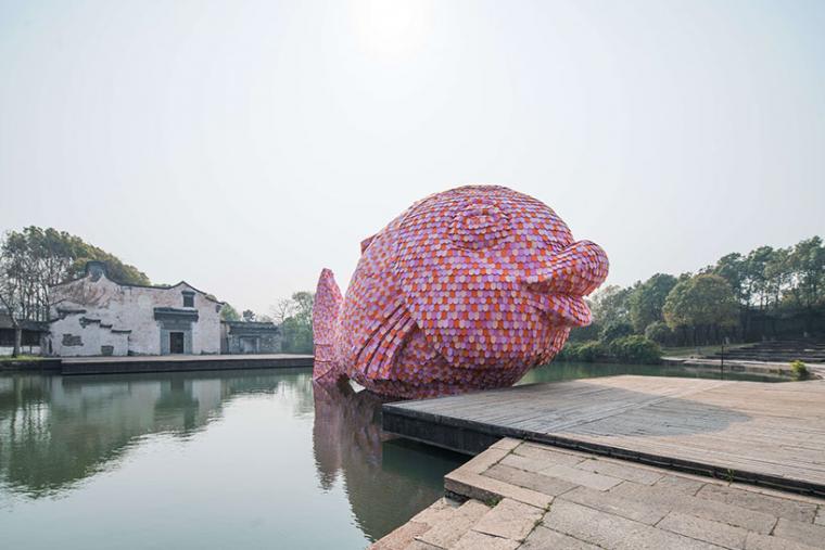 乌镇公共景观装置艺术：空中鱼