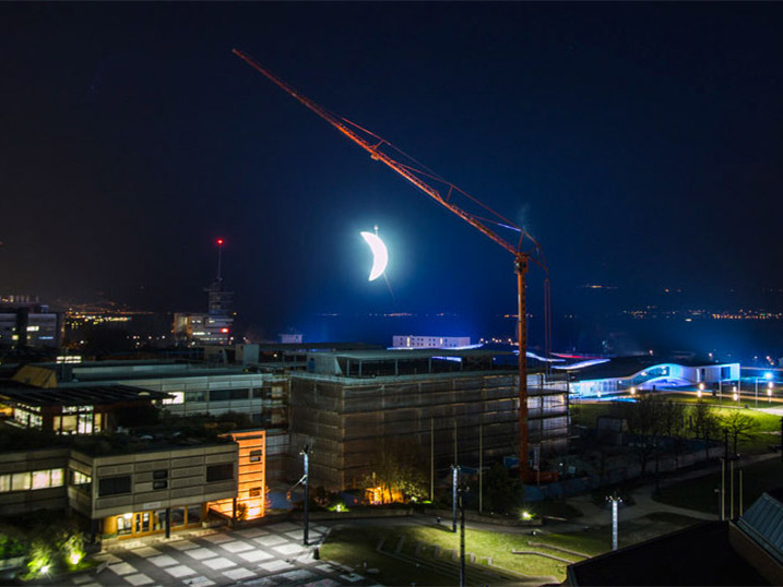 瑞士灯光装置艺术：人造新月