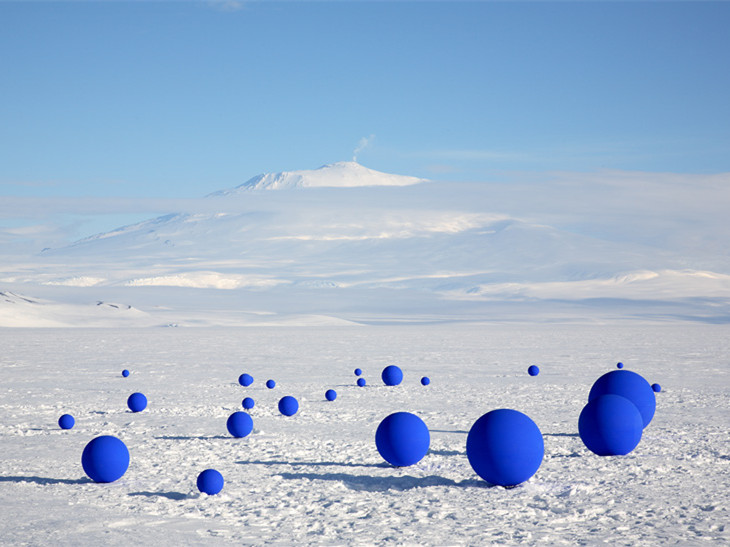 南极大陆蓝色球体装置艺术