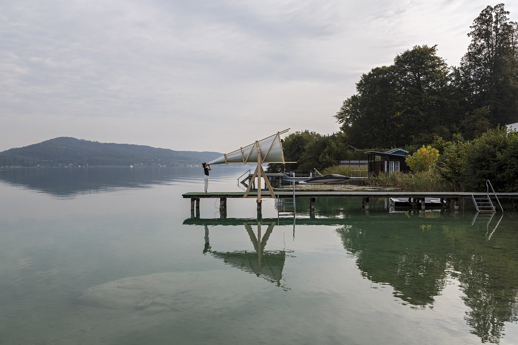 奥地利湖畔观景台装置艺术