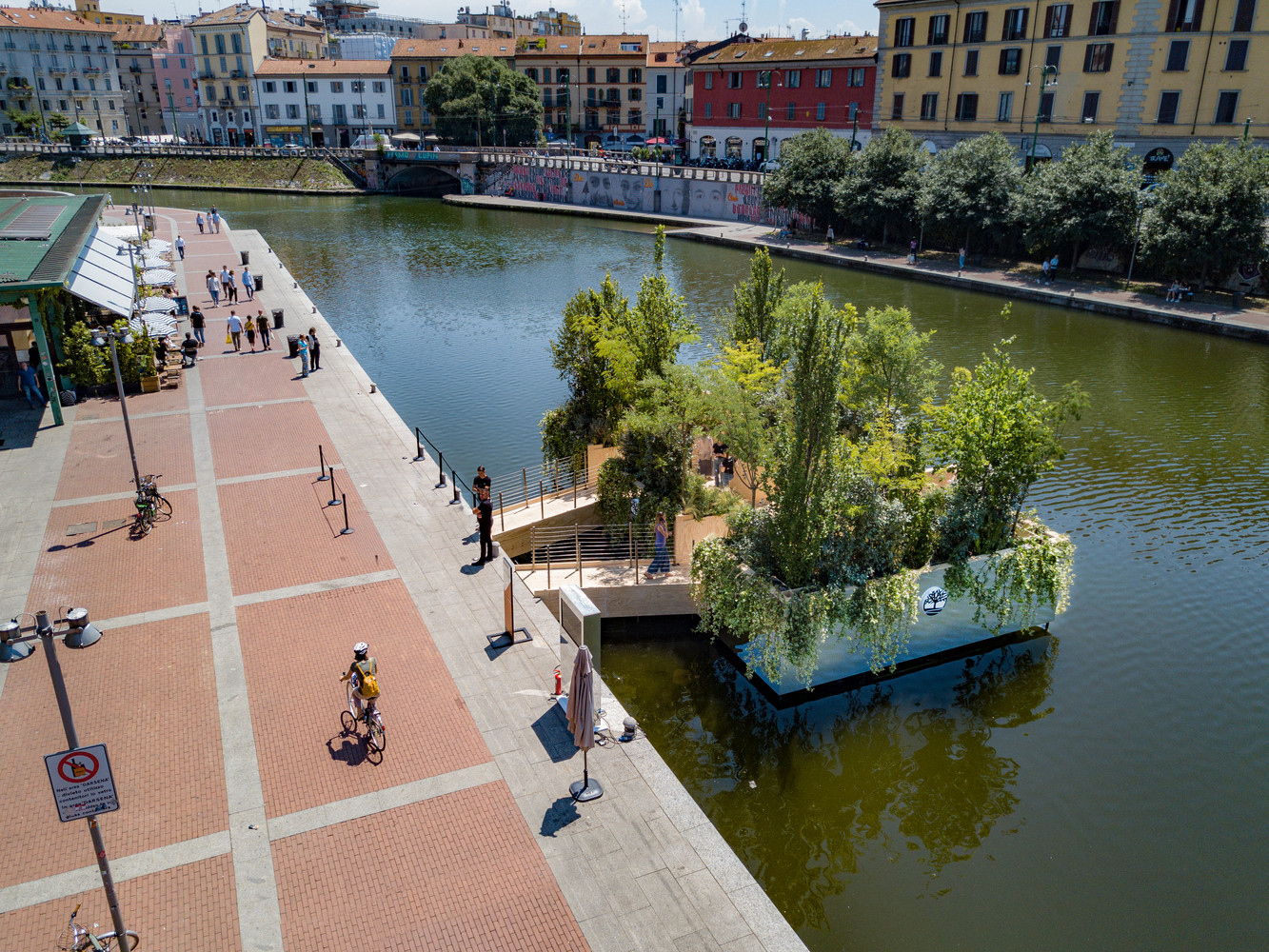 意大利水面景观装置艺术：漂浮的森林