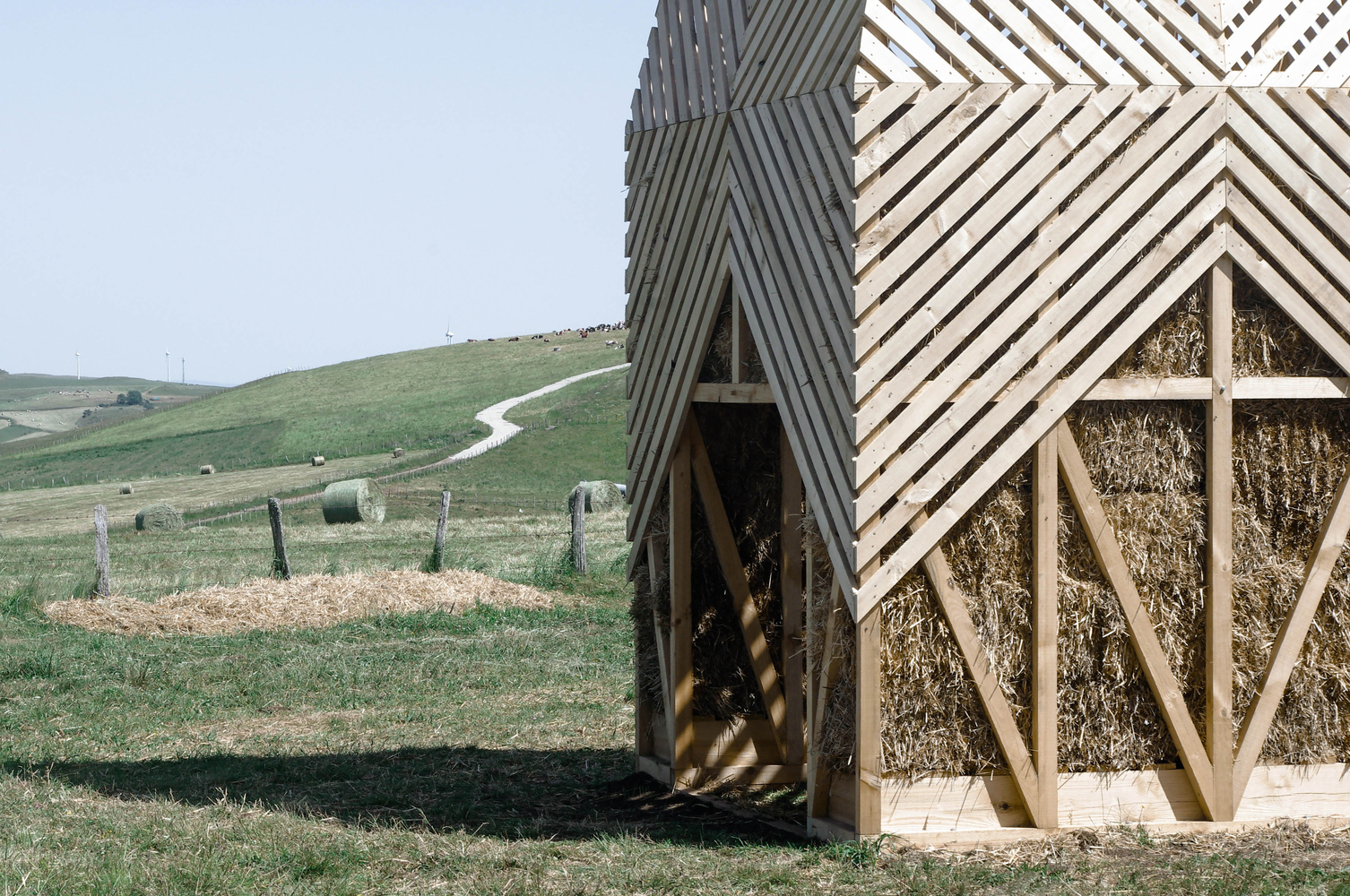 法国乡村景观钟楼装置艺术：田园交响乐