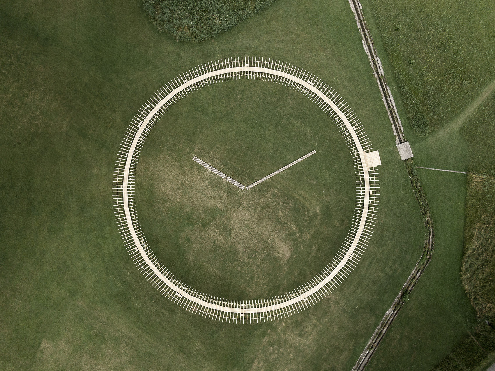 瑞士巨型木构圆环装置艺术：瞬息之环