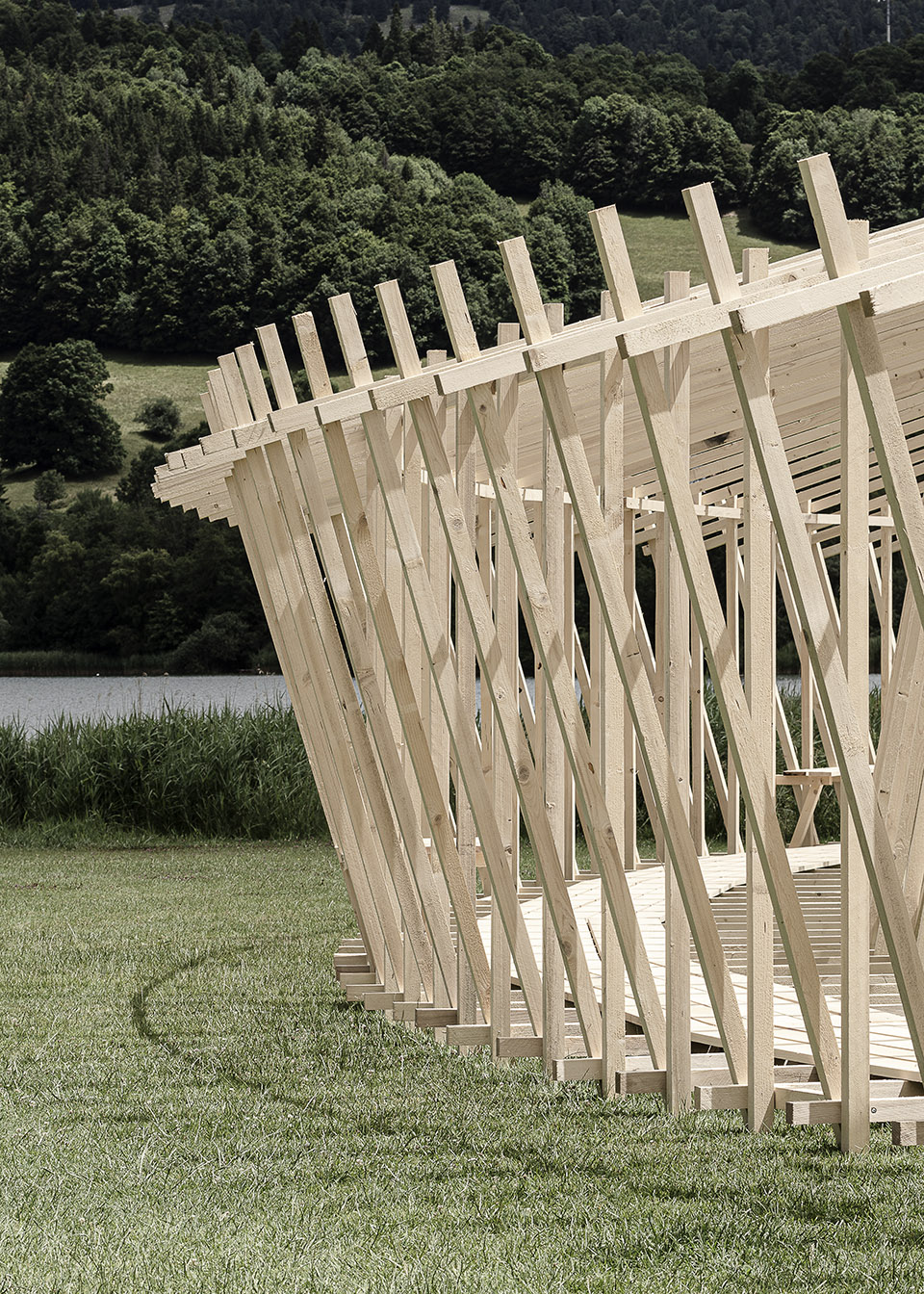 瑞士巨型木构圆环装置艺术：瞬息之环