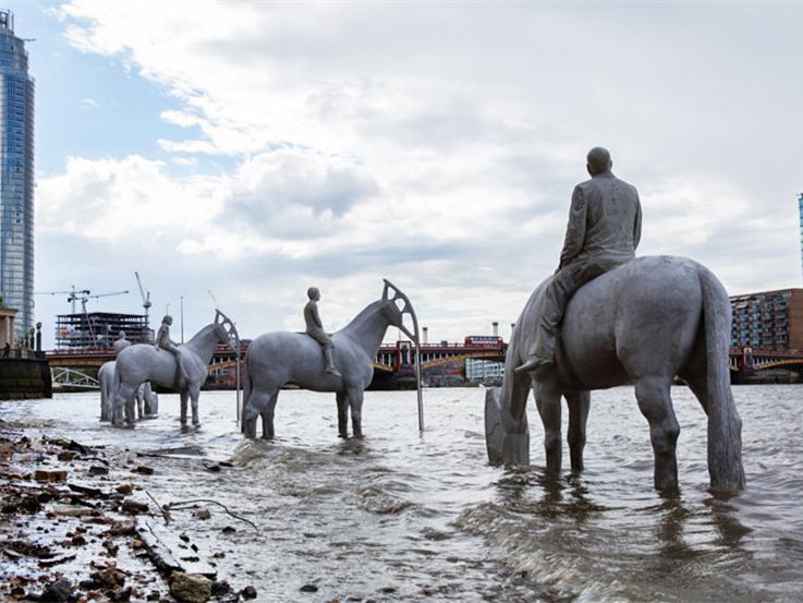 英国雕塑装置艺术：水中的骑士