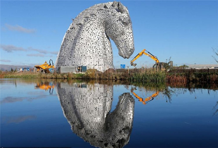 英国巨型马头雕塑装置艺术