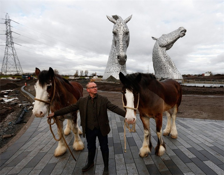 英国巨型马头雕塑装置艺术