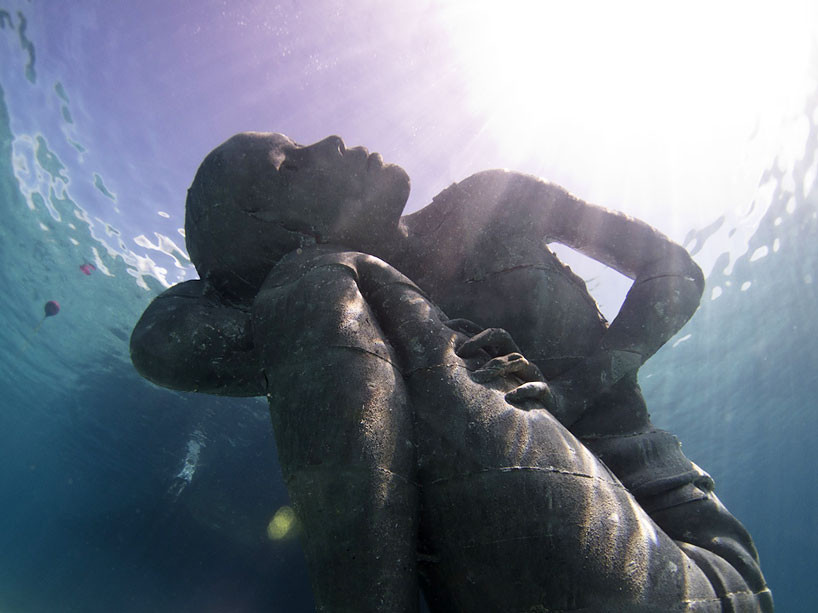 英国水下雕塑装置艺术：海中的阿特拉斯