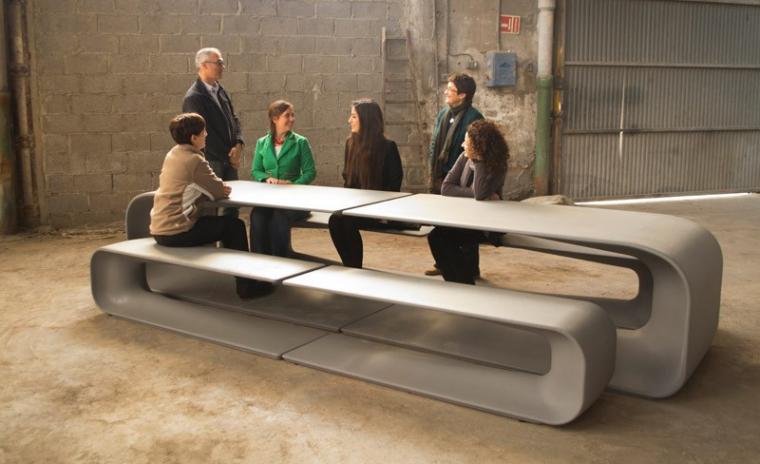 西班牙混凝土桌椅装置艺术