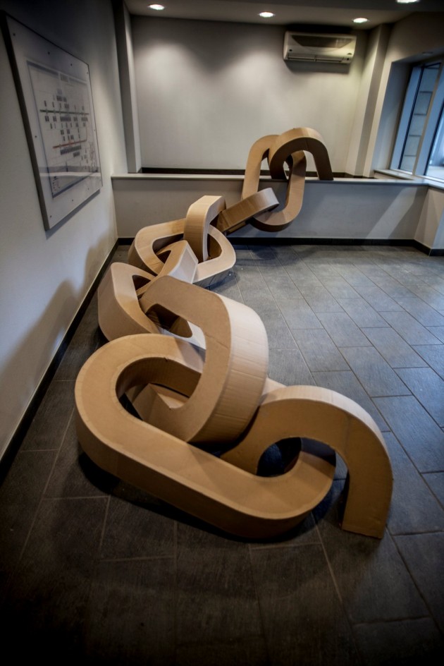 加拿大硬纸材质锚链公共空间艺术装置