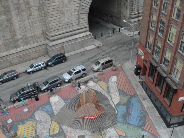 公共空间装置艺术：朽木心形雕刻