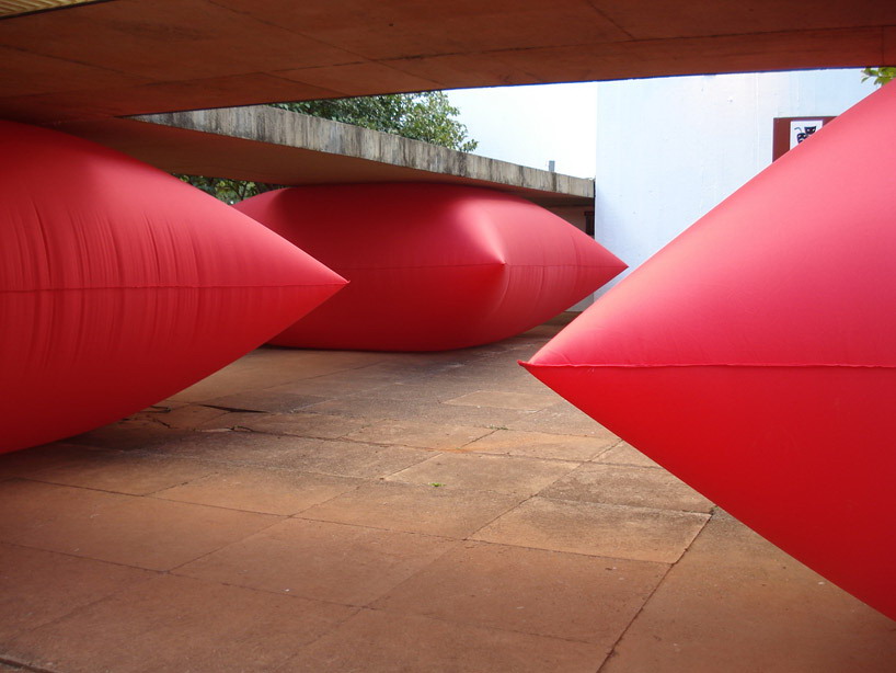 有趣的公共空间艺术装置：巨型充气枕头