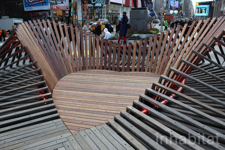公共空间装置艺术：朽木心形雕刻