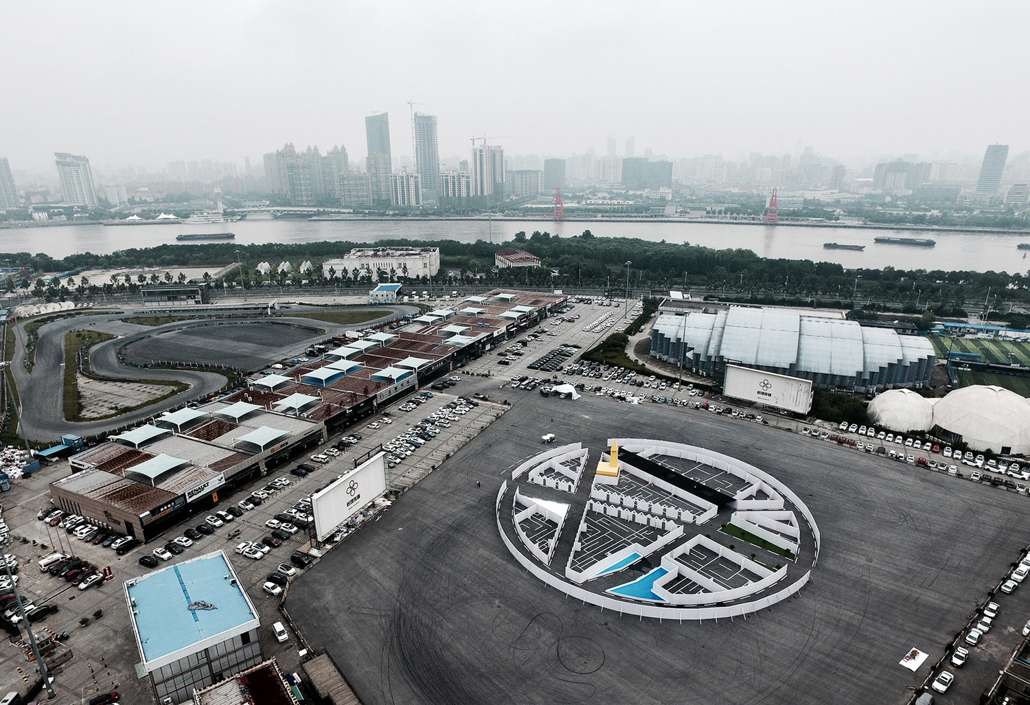上海汽车迷宫艺术装置