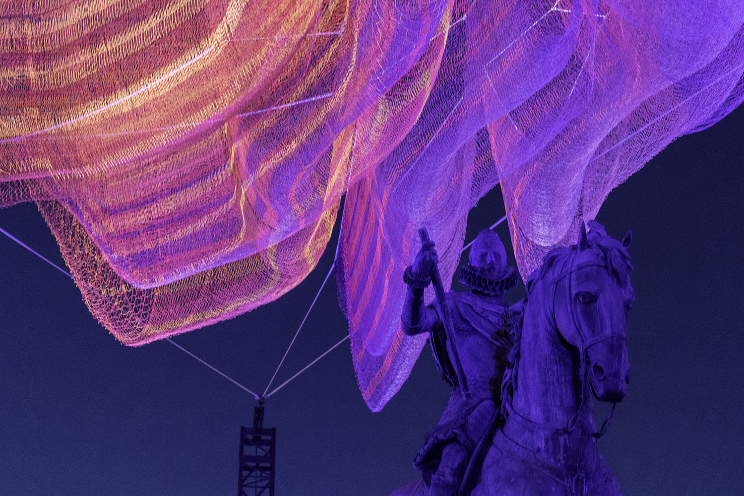 灯光与编织网装置艺术：彩云装置