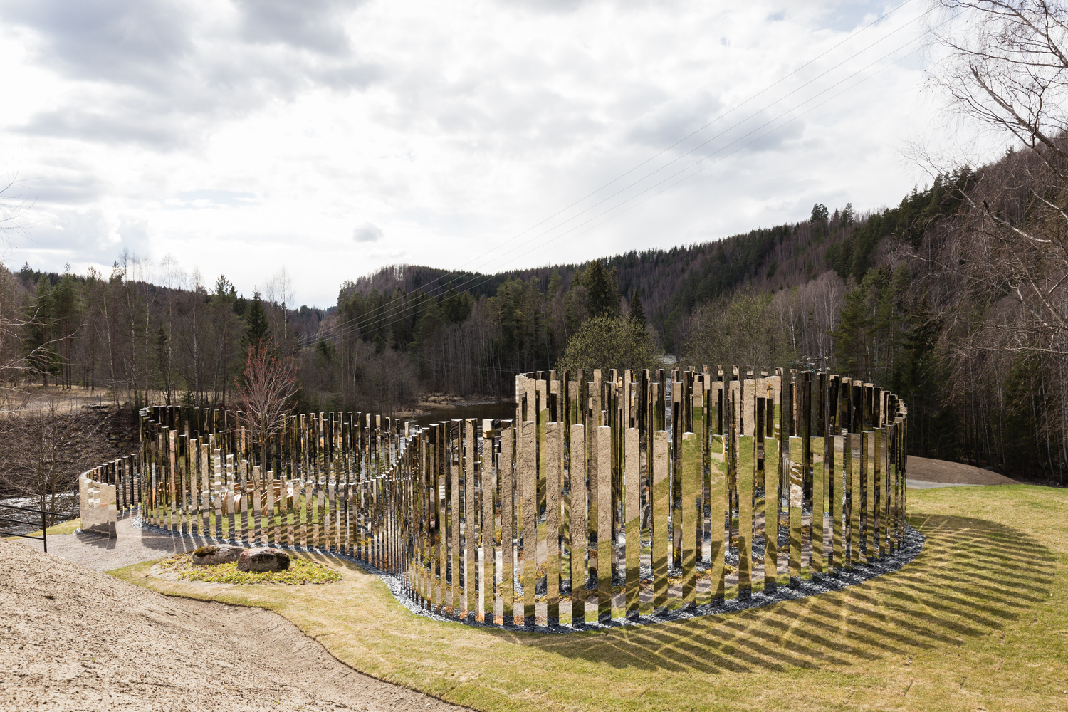 挪威镜面石碑景观装置艺术