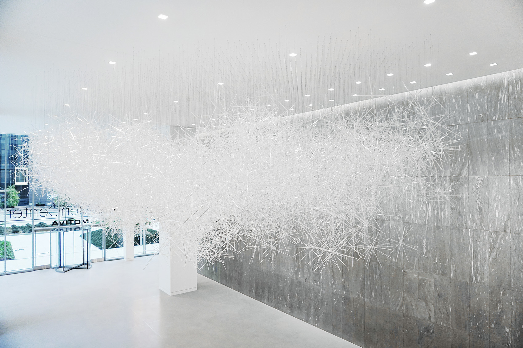 巨大的透明棱柱雕塑装置艺术：棱镜之云