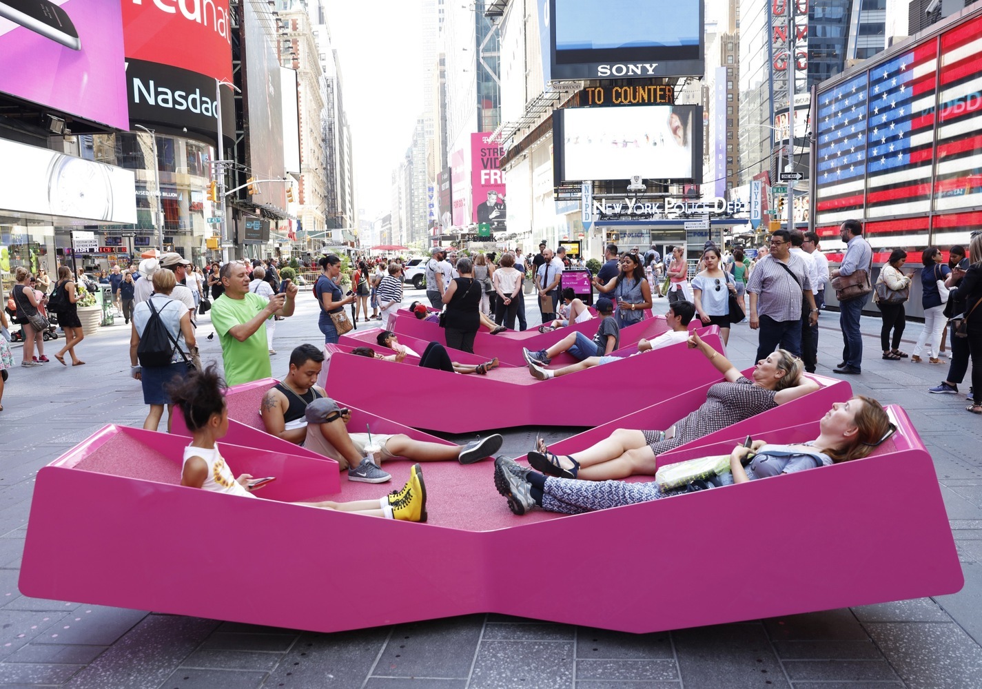美国时代广场的X型街头装置艺术