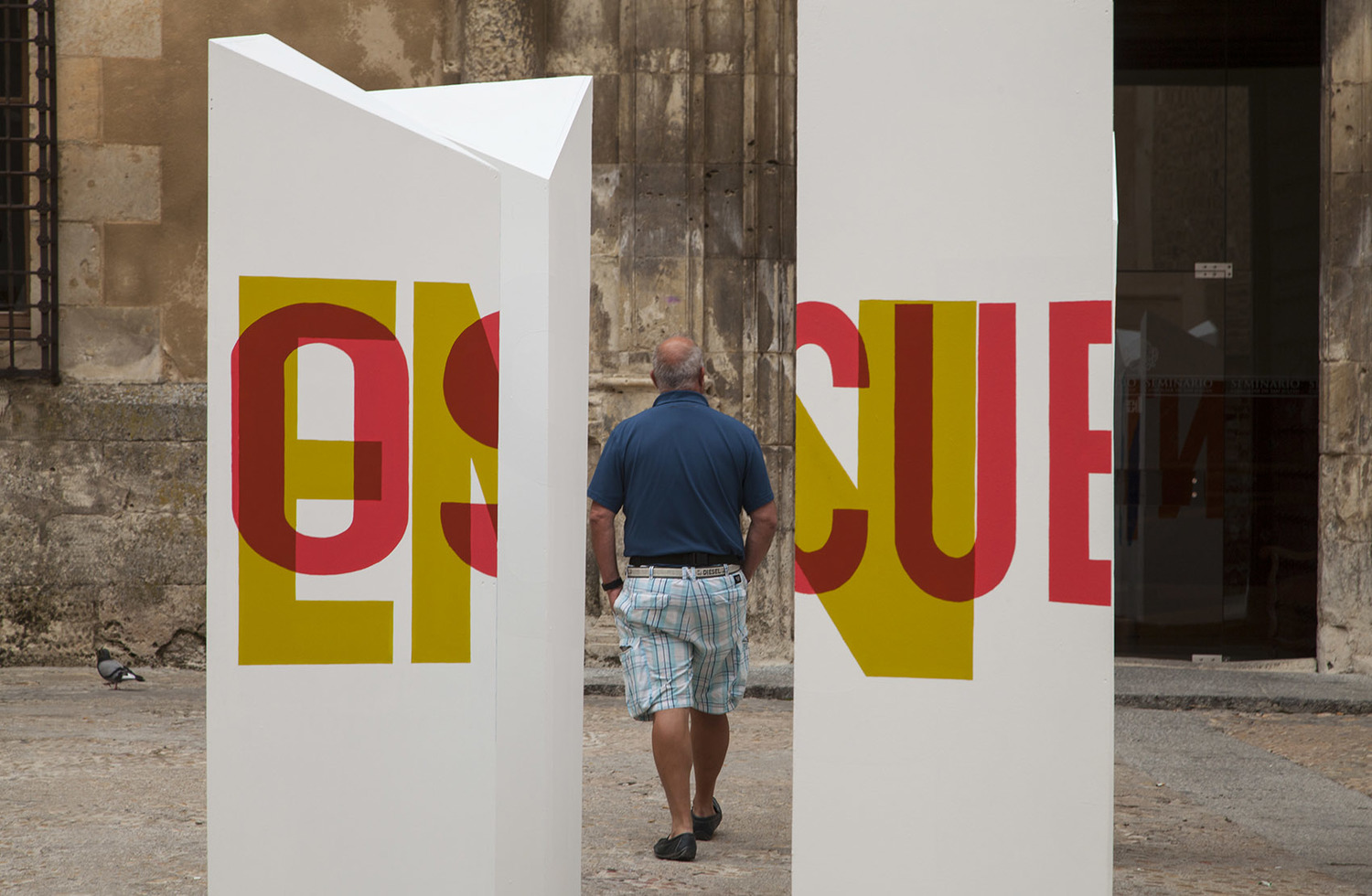 西班牙棱柱公共装置艺术：情书