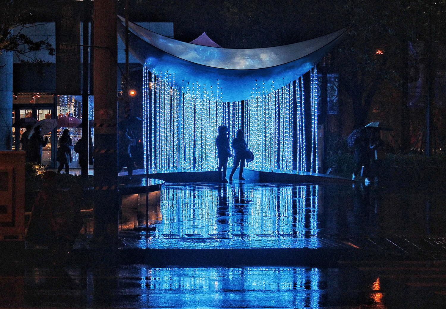 上海灯光艺术节沉浸式灯光装置艺术：月亮湾