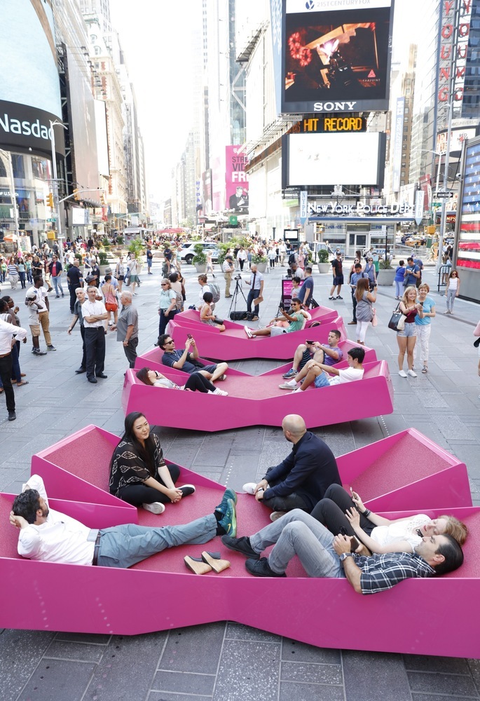 美国时代广场的X型街头装置艺术