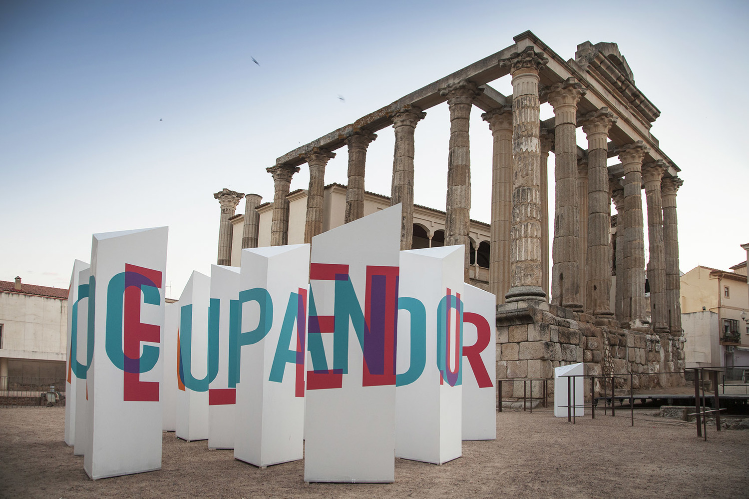 西班牙棱柱公共装置艺术：情书