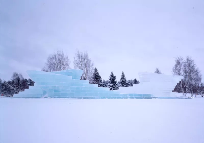芬兰冰雕与灯光融合的艺术装置