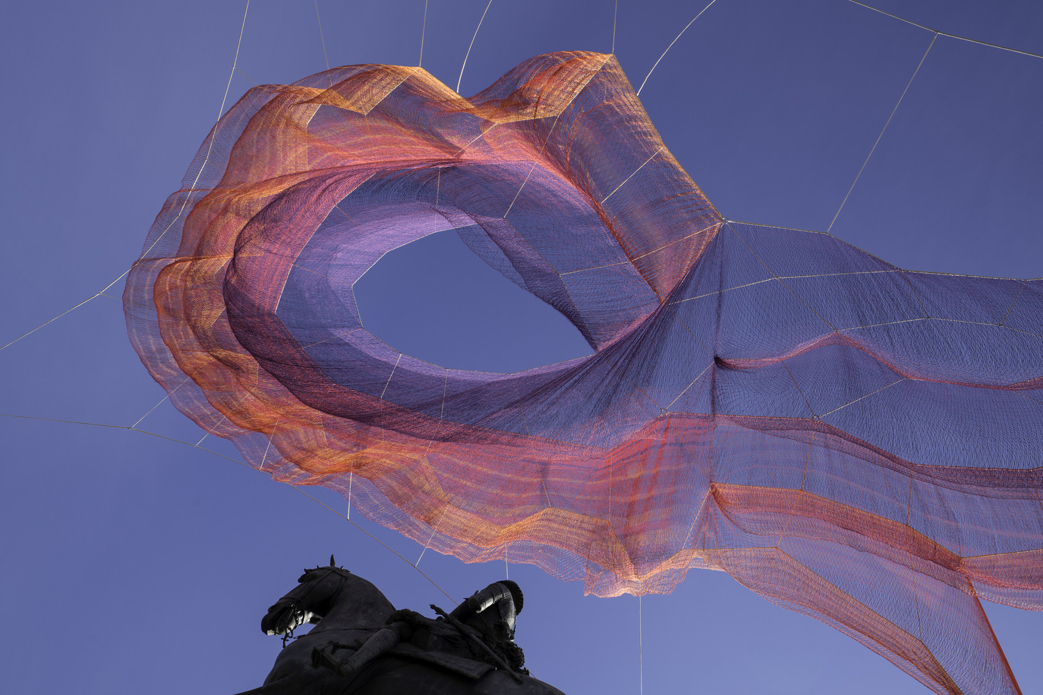 灯光与编织网装置艺术：彩云装置