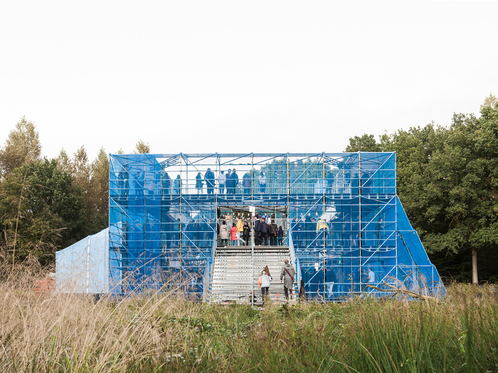 荷兰艺术节蓝色网布舞台艺术装置