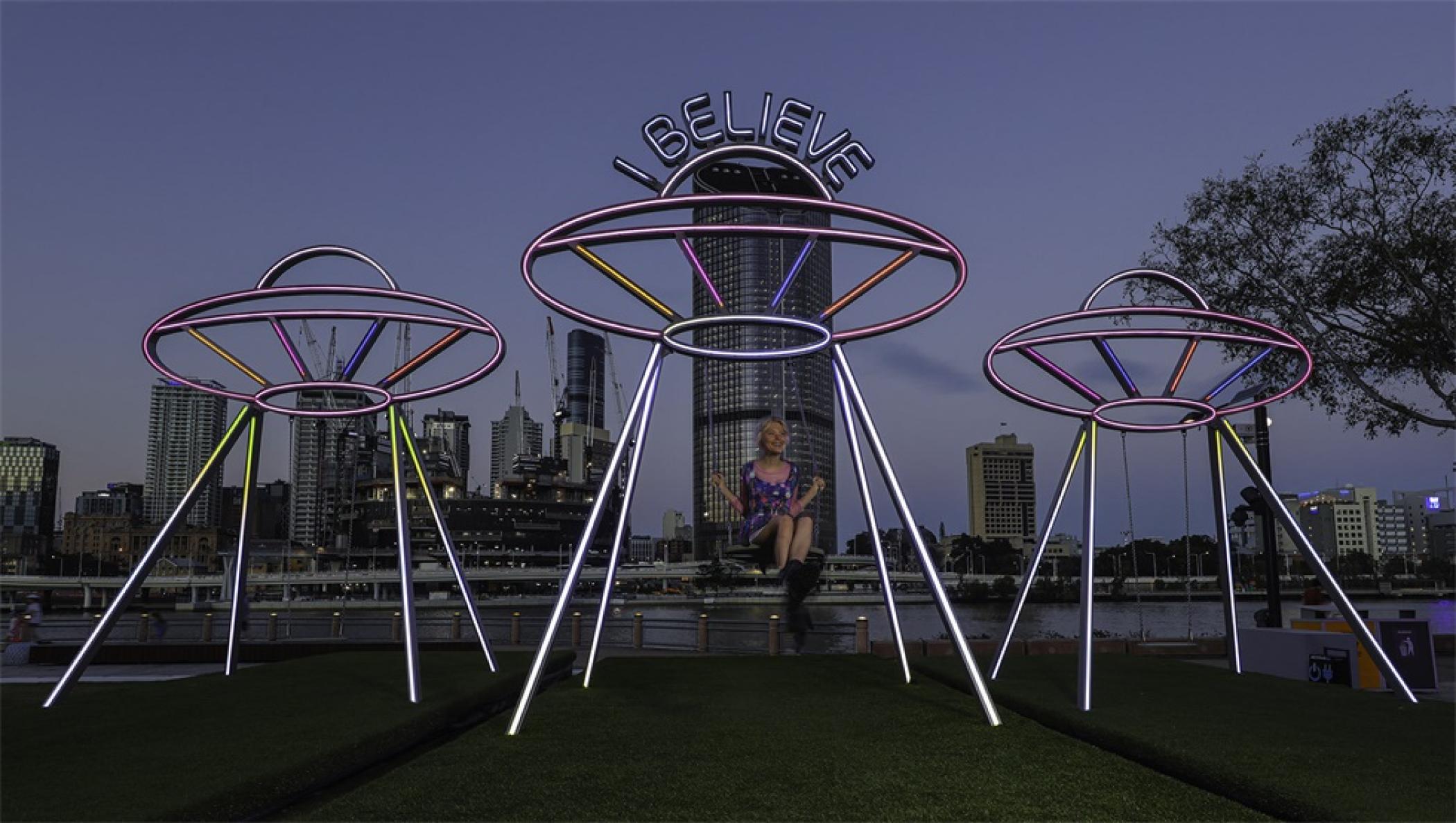 澳大利亚发光的秋千装置艺术