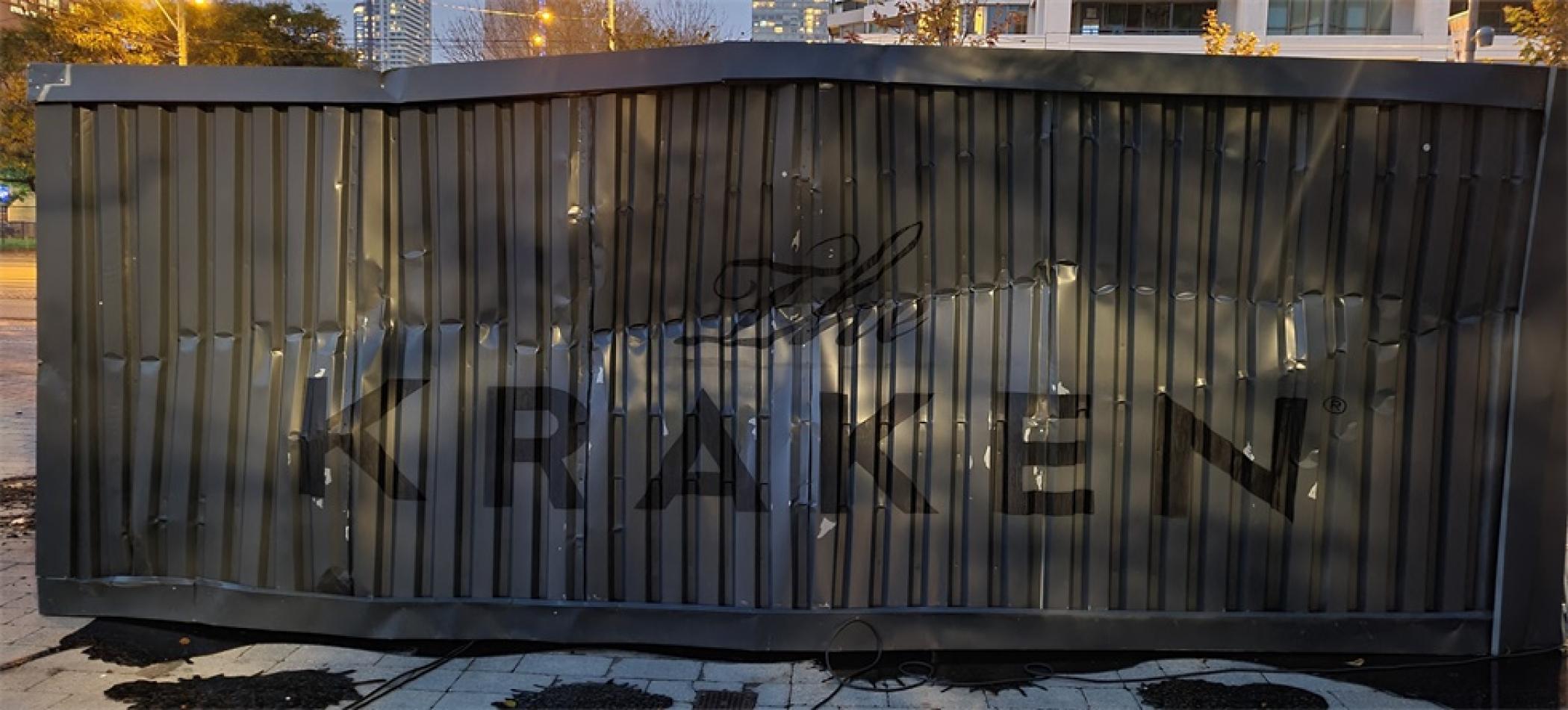 街头创意公共艺术装置：集装箱里的海怪